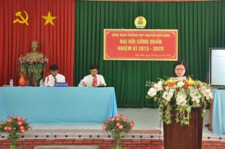 Đồng chí Dương Thị Oanh – Chủ tịch Công Đoàn báo cáo tổng kết nhiệm kỳ 2010 – 2015